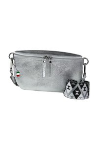 Zilveren metallic crossbody tas met een ritsluiting, dubbele rits-ritsjes en een afneembare, gemusterde schouderband in zwart en grijs geometrisch ontwerp.