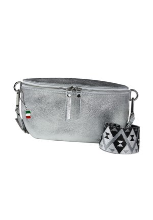 Zilveren metallic crossbody tas met een ritsluiting, dubbele rits-ritsjes en een afneembare, gemusterde schouderband in zwart en grijs geometrisch ontwerp.