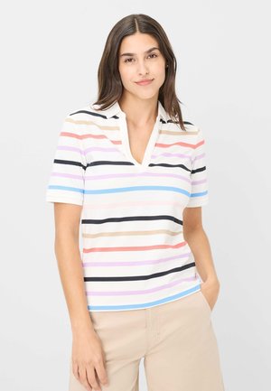 Polo a righe di colore bianco, con linee orizzontali in nero, rosa, blu, viola e beige; maniche corte e colletto con scollo a V.