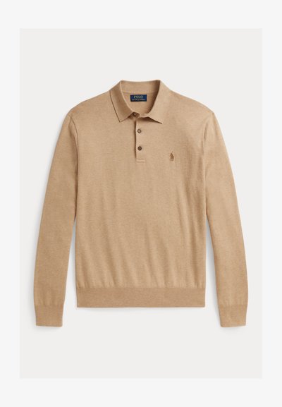 Polo a maniche lunghe in tessuto morbido. Caratterizzato da una placca con tre bottoni e un piccolo logo ricamato sul petto sinistro.