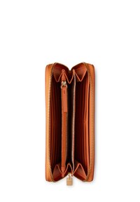 Portafoglio in pelle arancione, chiusura con zip, multiple fessure per carte, tasca interna con zip, texture liscia e accentuazioni in metallo dorato.
