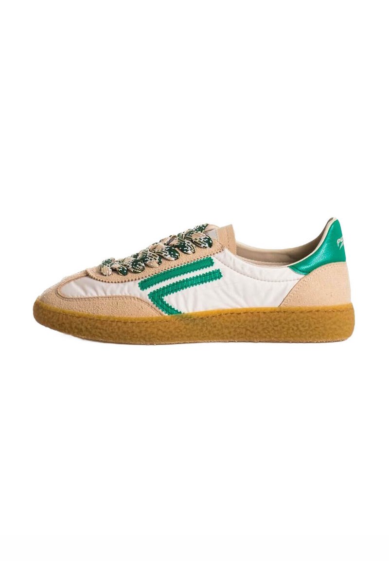Sneaker con tomaia in tessuto bianco, accenti verdi e scamosciato beige testurizzato. Presentano una robusta suola in gomma e lacci verdi a motivo.