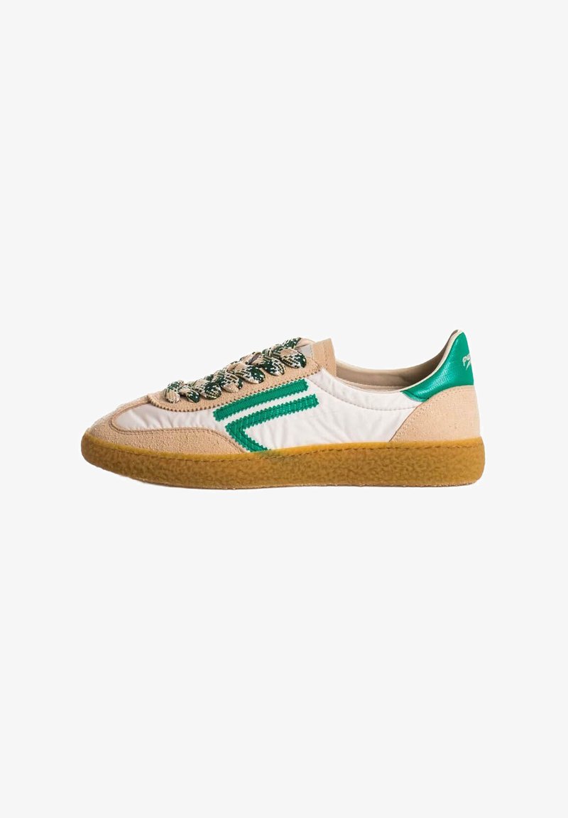 Sneaker con tomaia in tessuto bianco, accenti verdi e scamosciato beige testurizzato. Presentano una robusta suola in gomma e lacci verdi a motivo.
