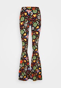 Leggings acampanados en tejido negro elástico, con un vibrante patrón floral y de corazones en tonos rojos, verdes, amarillos y azules.