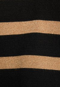 Tessuto lavorato a maglia con strisce orizzontali nere e oro metallizzato. Texture morbida con una leggera lucentezza, che presenta un motivo a colori contrastanti.