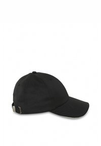 Gorra de béisbol negra de algodón, con visera curvada, correa ajustable con hebilla de metal y agujeros de ventilación cosidos.