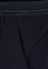 Shorts atléticos negros con una cinturilla flexible, acento de malla texturada y tela suave. Cuentan con una costura lateral para mayor comodidad y movilidad.