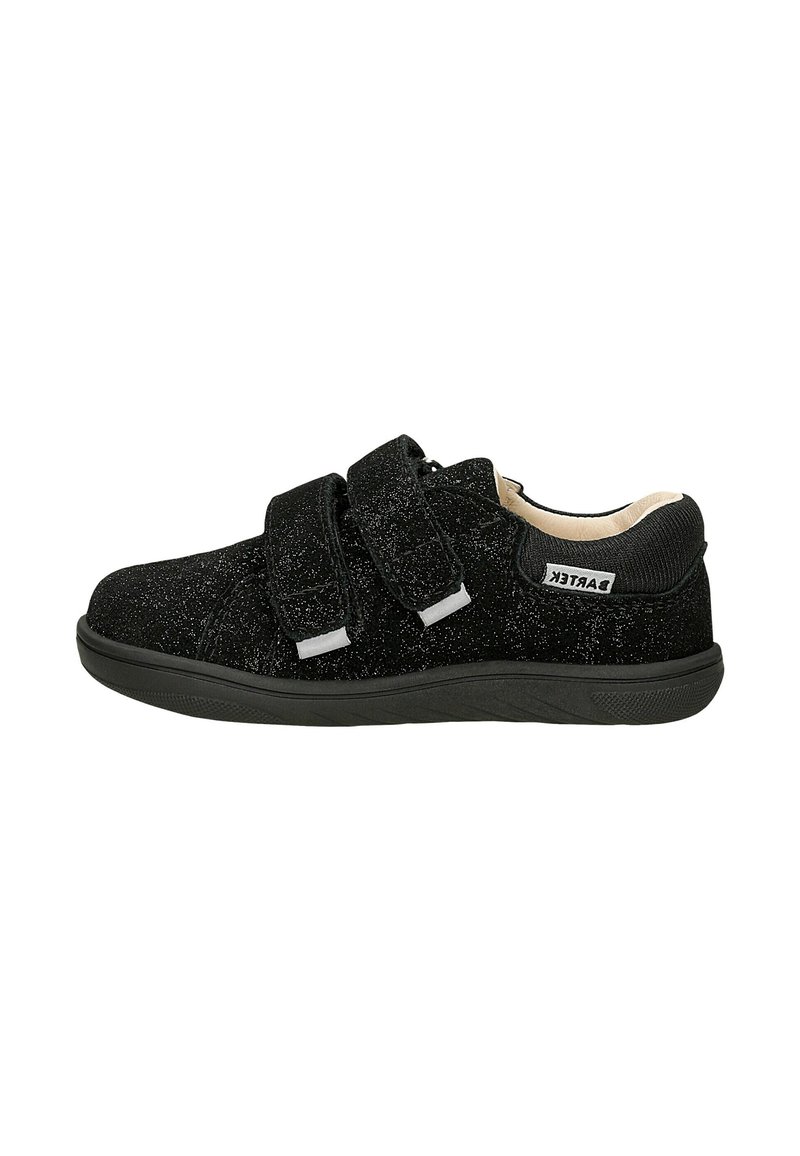Sneaker nera con superficie testurizzata caratterizzata da un motivo maculato. Progettata con due cinturini in Velcro e un interno imbottito. Suola in gomma.