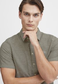 Casual Friday AKSEL  oliwkowy melanż