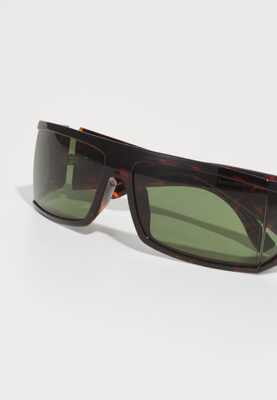 Ochelari de soare din scoică cu ramă rectangulară, lentile verzi și un design elegant. Dispune de brațe rezistente și detalii hardware minime.