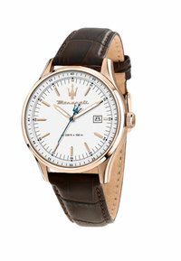 Orologio da polso in oro rosa con quadrante bianco, cinturino in pelle marrone texture, lancette blu, indicatore della data e logo Maserati in alto.