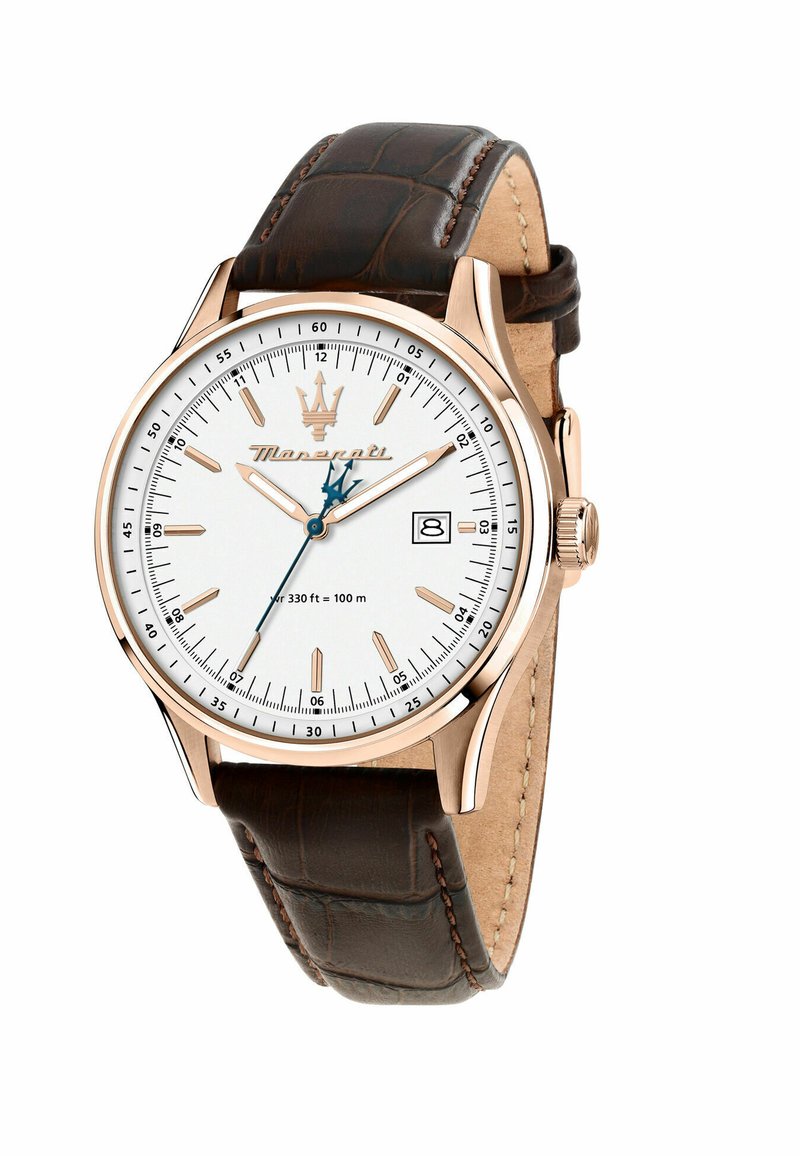 Orologio da polso in oro rosa con quadrante bianco, cinturino in pelle marrone texture, lancette blu, indicatore della data e logo Maserati in alto.