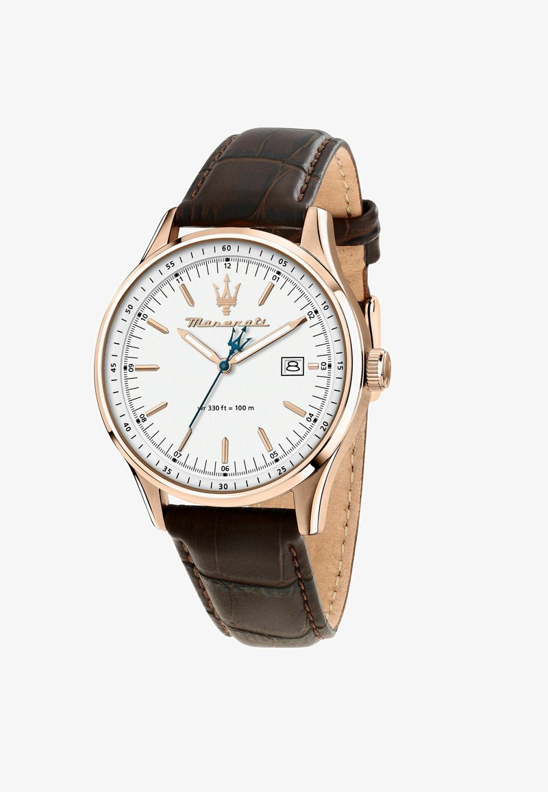 Orologio da polso in oro rosa con quadrante bianco, cinturino in pelle marrone texture, lancette blu, indicatore della data e logo Maserati in alto.