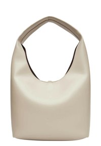 Borsa beige con una texture liscia, corpo arrotondato e un manico curvo distintivo per il trasporto. Chiusura superiore sicura con hardware minimale.