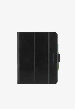 Schwarzes Lederportfolio mit drei vertikalen Linien auf dem Einband, einem blauen Logo und einem Stift, der in einer elastischen Schlaufe an der Seite befestigt ist.