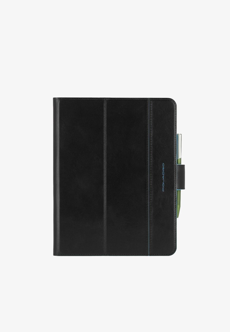 Portafolio de cuero negro con tres líneas verticales en la portada, que presenta un logo azul y un bolígrafo asegurado en una banda elástica en el lateral.