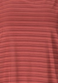 Roter Stoff mit horizontalen Streifen in verschiedenen Schattierungen von gedämpftem Rot und subtiler Textur.