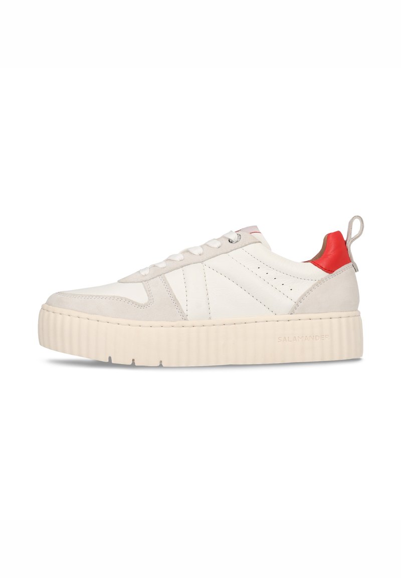 Weißes Leder-Sneaker mit beigen Wildleder-Akzenten, dicker strukturierter Sohle, rotem Fersen-Tab und Schnürverschluss, Seitenansicht auf weißem Hintergrund.
