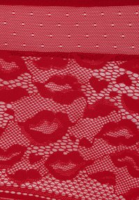 Roter Spitzestoff mit einem Lippenmuster, das durch ein offenes Netz und eine glatte Textur detailliert ist, ergänzt durch einen gepunkteten durchsichtigen Abschnitt an der Oberseite.