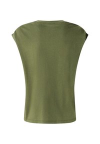Top de manga corta en verde oliva con un corte relajado, que presenta un escote redondo y una textura suave y lisa. Sin patrones visibles ni detalles metálicos.