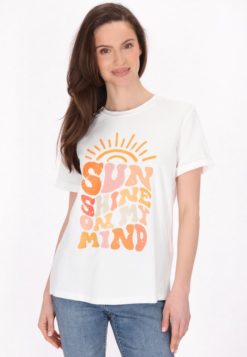 Witte T-shirt met korte mouwen met kleurrijke, speelse tekst: "SUN SHINE ON MY MIND" in oranje, roze en beige tinten. Zachte stof.