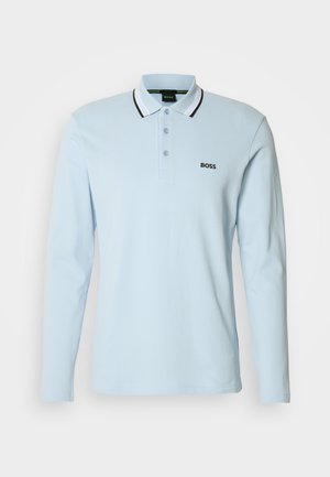Lichtblauwe polo met lange mouwen, een knoopsluiting, een contrasterende zwart-wit gestreepte kraag en een geborduurd "BOSS"-logo op de borst.