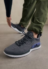 Under Armour FLOW DYNAMIC  - Väglöparskor - castlerock/mod gray/black