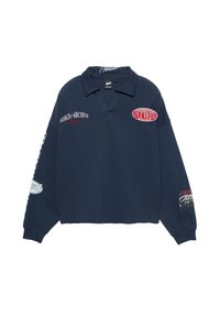Maglione blu navy con collo a polo, maniche lunghe e vari loghi ricamati in rosso e bianco sulle maniche e sul davanti. Tessuto dalla texture morbida.