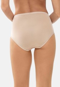 Beige Unterwäsche mit hoher Taille, glatter Textur und elastischem Bund. Verfügt über ein Design mit voller Abdeckung und sauberen Nähten.