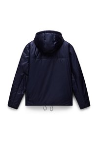 Giacca con cappuccio di colore blu navy, realizzata in materiale leggero e lucido. Presenta un'orlo con coulisse e una texture imbottita. Design semplice e privo di adornamenti.