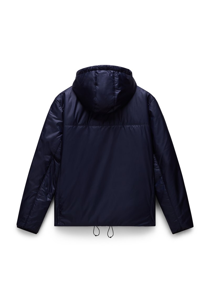 Chaqueta con capucha de color azul marino, hecha de un material brillante y ligero. Presenta un dobladillo con cordón y una textura acolchada. Diseño simple y sin adornos.