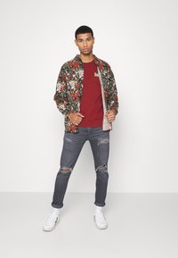 Levi's® RELAXED FIT - T-shirt estampada - poster fired brick