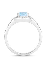 Bague en argent ornée d'une pierre précieuse rectangulaire bleu clair, entourée de petites pierres transparentes, avec un bandeau poli et un détail complexe sur les côtés.