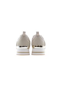 Baskets beige et blanche à talon bas avec des accents dorés métalliques, vues de dos sur fond blanc.