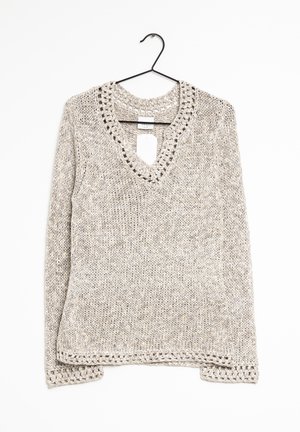 Pull à col en V, manches longues, tricoté en gris clair et crème. Présente un motif texturé et des détails en dentelle le long de l'encolure et de l'ourlet.