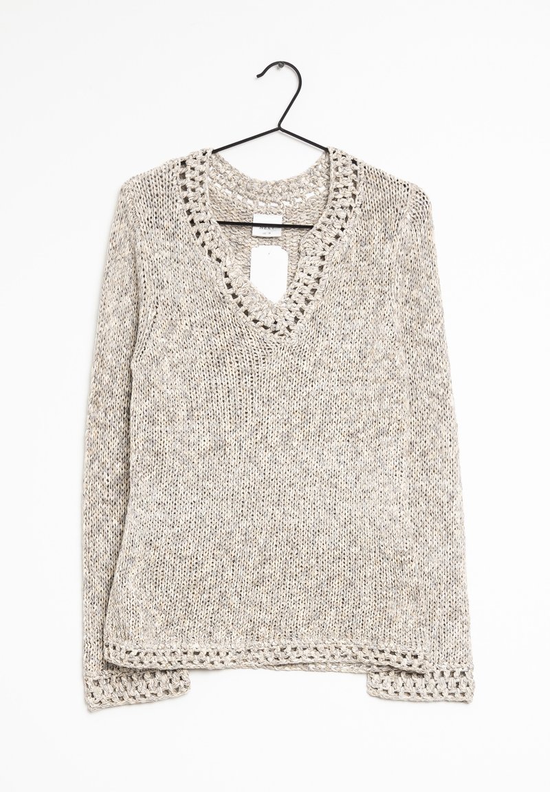 V-kaula-aukollinen, pitkähihaisen vaaleanharmaa ja kerma neulepaita. Siinä on teksturoitu kuviointi ja pitsikoristelu kaula-aukon ja helman ympärillä.