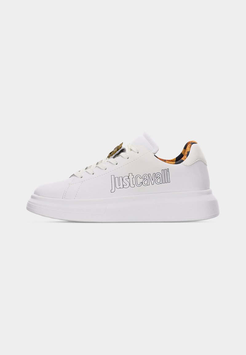Zapatilla blanca de perfil bajo con el logo "Just Cavalli" en el lateral, cierre de cordones, suela gruesa y forro con estampado animal en el cuello del talón.