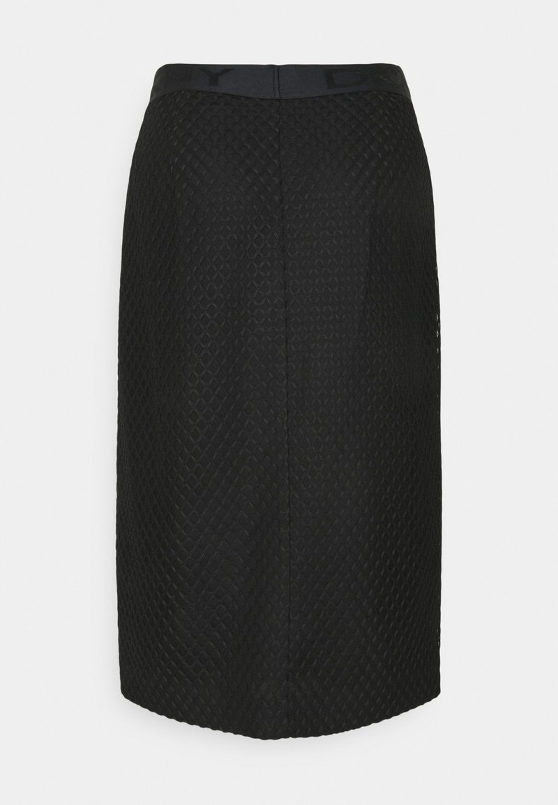 Svart knälång pennkjol med ett strukturerat diamantmönster och en slät midja. Har en bakre slits för ökad rörelsefrihet.