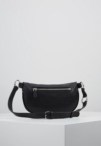 Borsa a tracolla in pelle nera con forma arrotondata, design strutturato e tasca frontale con cerniera. Presenta una tracolla regolabile e staccabile e dettagli in metallo argento.