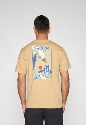 MOUNTAIN CELEBRATION REGULAR SHORT SLEEVE TEE GRAPHIC - T-shirts med print - khaki stone