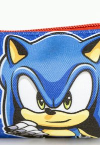 Pochette en tissu bleu avec un graphique d'un personnage aux yeux verts et un accent jaune. La fermeture éclair est rouge, ajoutant un détail contrasté.
