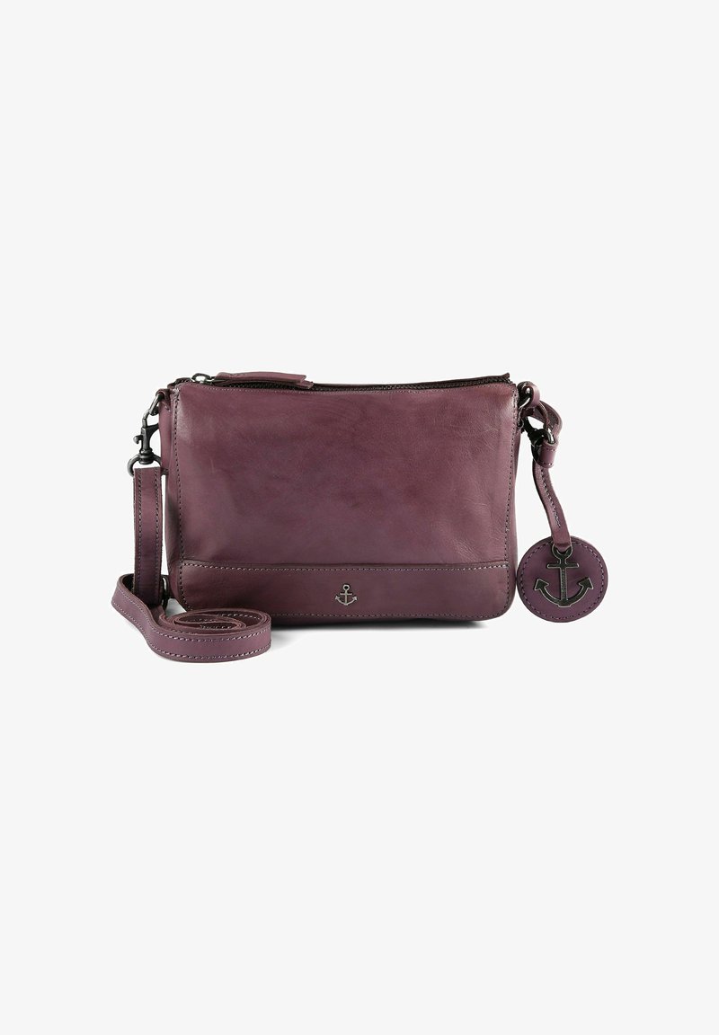 Sac bandoulière en cuir violet avec fermeture éclair, sangle réglable et un pendentif rond avec une ancre. Texture lisse et design minimaliste.