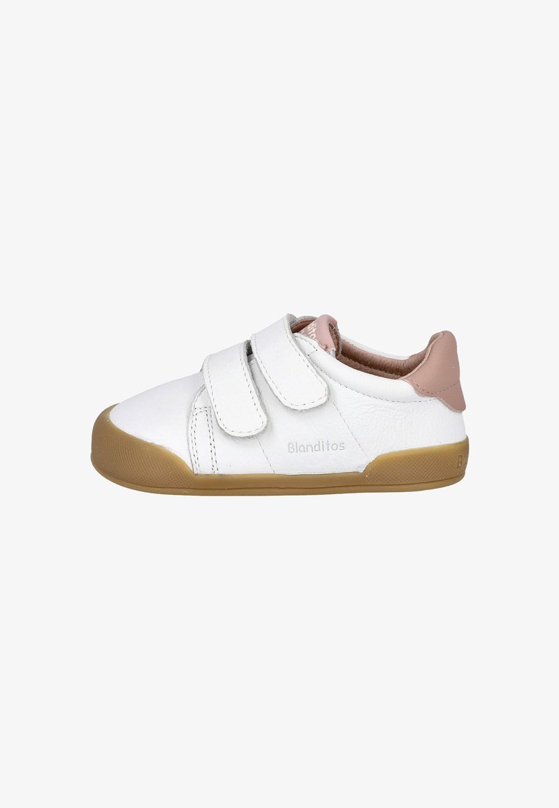 Zapatilla blanca para niños con talón beige, dos correas de velcro, suela de goma y logo "Blanditos" en el lateral.