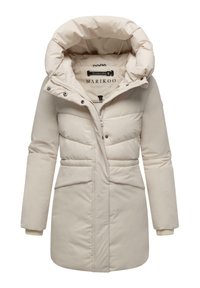 Manteau matelassé beige avec une capuche amovible, deux poches avant, fermeture éclair à l'avant et poignets côtelés. Texture lisse avec un design matelassé.