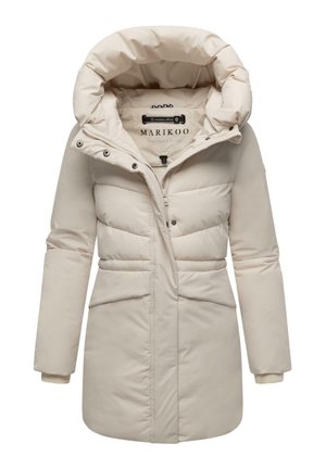 Beige dunjakke med avtakbar hette, to frontlommer, frontfeste med glidelås og ribbestrikkede mansjetter. Glatt tekstur med quiltet design.