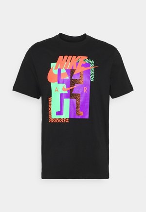 Schwarzes kurzärmeliges T-Shirt mit farbenfrohem abstraktem Grafikdesign, das den Schriftzug "NIKE", Swoosh-Logos und geometrische Muster in Orange, Lila, Grün und Schwarz zeigt.