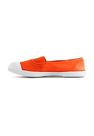 Chaussure basse en toile orange à enfiler, avec semelle et embout en caoutchouc blanc, vue de côté sur fond blanc.
