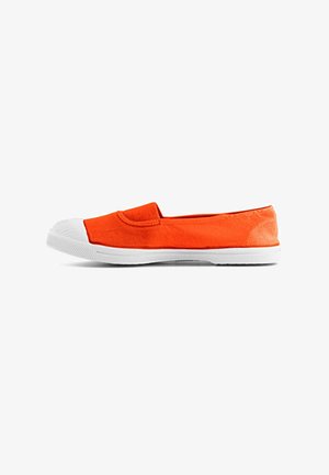 Chaussure basse en toile orange à enfiler, avec semelle et embout en caoutchouc blanc, vue de côté sur fond blanc.