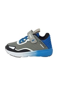 Scarpe sportive con tomaia in mesh grigio, dettagli blu, suola bianca, cinturino in Velcro e tallone testurizzato per supporto.