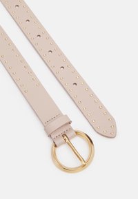 Beiger Leder Gürtel mit genagelten goldenen Akzenten, runder goldener Schnalle und gleichmäßig verteilten Löchern entlang des Riemens. Glatte Textur, verjüngtes Ende.